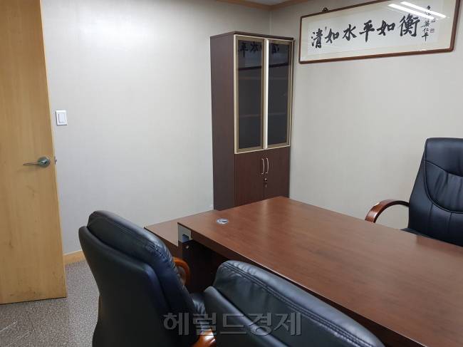 서울지방변호사회가 청년변호사들을 대상으로 제공하는 사무실 임대시스템인 오피스허브 ‘다사랑센터’의 한 사무실. 2.7평(8.9㎡) 크기다. [사진=헤럴드경제]