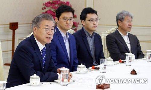 왼쪽부터 문재인 대통령, 김범석 쿠팡 대표, 이승건 비바리퍼블리카 대표, 김수현 정책실장.(연합뉴스)