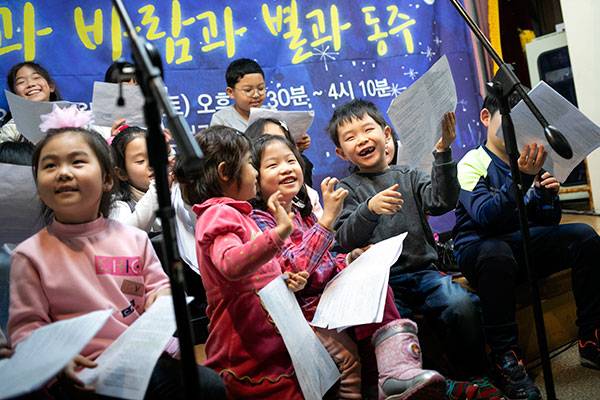 ⓒ시사IN 신선영 지난해 12월15일 중국 조선족 자녀와 한국인 자녀가 함께 교육받는 구로도서관 어울림학교에서 학생들이 공연을 하고 있다.