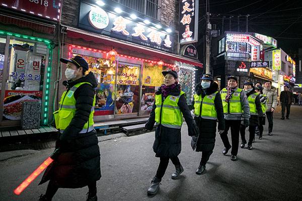 ⓒ시사IN 신선영 1월18일 저녁 조선족 동포로 구성된 외국인 자율방범대 대원들이 방범 활동을 펼치고 있다.