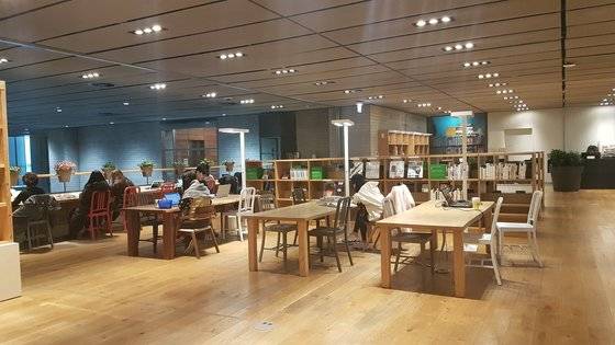 네이버 사옥 로비에 있는 네이버 라이브러리. 동네 주민들의 사랑방 역할을 톡톡히 한다. 박민제 기자