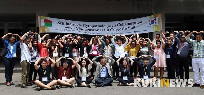 마다가스카르 국립의과대학에서 이론 및 실무교육을 마치고 현지의료진, 학생들과 기념촬영을 하고 있다.