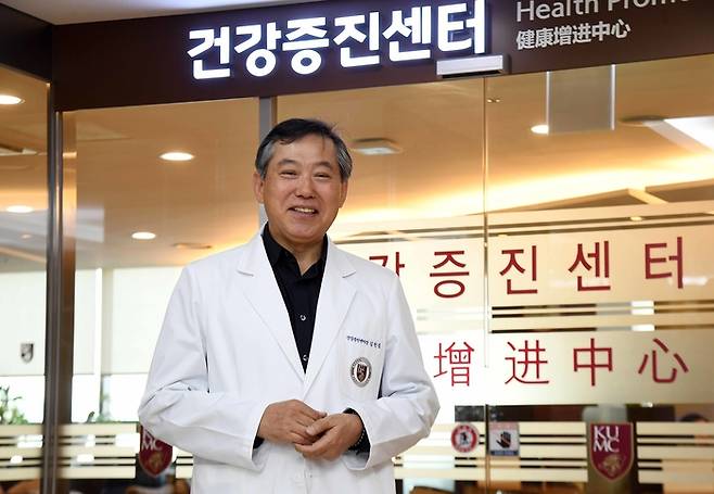 김 교수는 제 2인생을 멋지게 펼치려면 체력이 제일 중요하다고 말한다. 주특기인 검도 외에도 수시로 목동 집에서 병원까지 4Km가 넘는 거리를 운동 삼아 출퇴근한다.