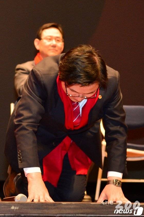 (포항=뉴스1) 최창호 기자 = 한국당 당 대표에 출사표를 던진 황교안 전 국무총리가 8일 오후 포항문화예술회관에서 열린 당원 교육에 앞서 당원들에게 큰절을 하고 있다. 2019.2.8/뉴스1 <저작권자 © 뉴스1코리아, 무단전재 및 재배포 금지>