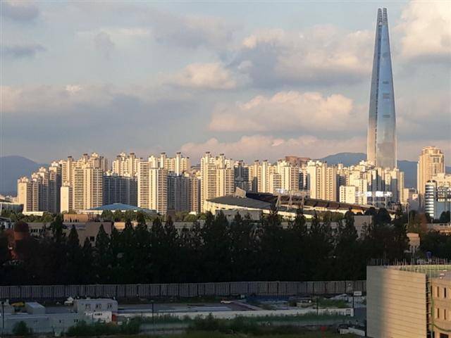 수도권에서도 2년 전보다 아파트 전셋값이 하락한 지역이 속출하면서 집주인과 기존 세입자들의 고민도 커지고 있다. 사진은 서울 송파구 아파트 밀집지역의 모습. [헤럴드경제DB]