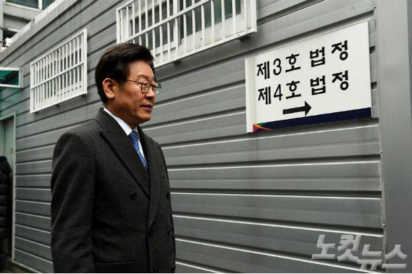 공직선거법 위반 등 혐의로 기소된 이재명 경기도지사가 지난달 10일 오후 경기도 성남시 수원지방법원 성남지원에서 열린 첫 공판에 출석하고 있다.(자료사진/황진환기자)