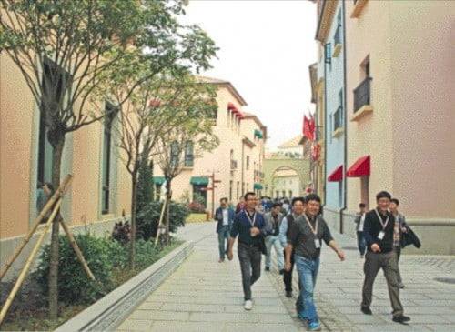 화웨이 연구원들이 중국 시춘 연구개발(R&D) 캠퍼스를 거닐고 있다. /노경목 특파원