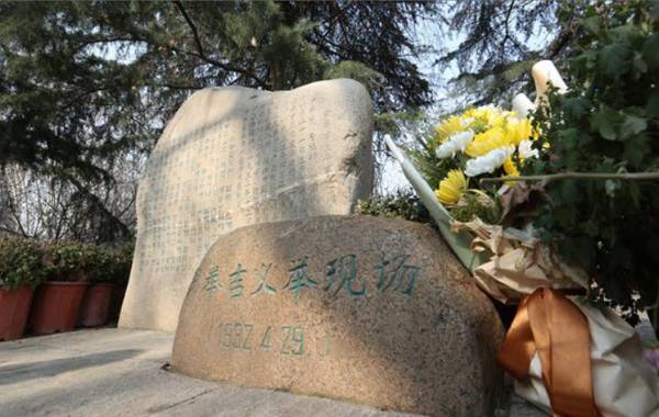 매헌 윤봉길 생애 사적 전시관 입구에 위치한 '윤봉길 의거 현장' 기념석에 누군가 꽃 한 다발을 헌화해둔 상태였다. 찾아오는 이는 많이 줄었지만 누군가는 매헌을 잊지 않고 추모하고 있었다. [사진 = 이승환 기자]