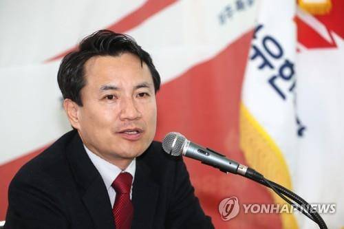 제주도당 찾은 김진태 의원 (제주=연합뉴스) 박지호 기자 = 자유한국당 당권 주자 김진태 의원이 11일 오후 제주시 도남동 자유한국당 제주도당사에서 열린 기자간담회에서 인사말을 하고 있다. 2019.2.11 jihopark@yna.co.kr [2019.02.11 송고]