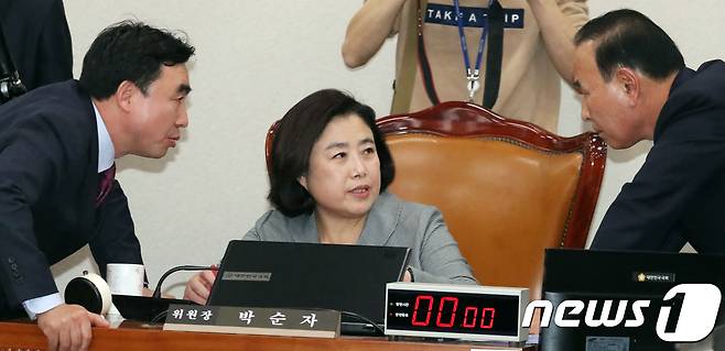 박순자 국회 국토교통위원회 위원장이 11일 오전 서울 여의도 국회에서 열린 강릉선 KTX-산천 궤도이탈 사고 관련 전체회의에서 박덕흠 자유한국당 국토교통위 간사, 윤관석 더불어민주당 간사와 대화를 하고 있다. 2018.12.11/뉴스1 © News1 김명섭 기자