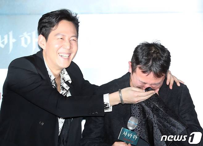 배우 이정재(왼쪽)가 13일 오후 서울 용산 CGV에서 열린 영화 '사바하' 언론 시사회에 참석해 우는 장재현 감독의 눈물을 닦아주고 있다. ‘사바하’는 신흥 종교 집단을 쫓던 ‘박목사’(이정재 분)가 의문의 인물과 사건들을 마주하게 되며 시작되는 미스터리 스릴러이다. 2019.2.13./뉴스1 © News1 권현진 기자