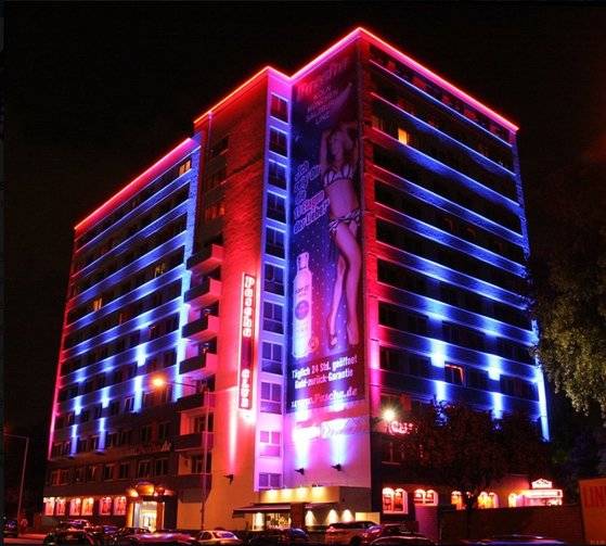 독일 쾰른에 위치한 기업형 성매매 업소 '파샤'의 외경. 유럽 최대 규모의 성매매 업소로, 126개의 방으로 이루어진 11층 건물에서 약 120명의 성매매 여성이 하루 평균 1000명의 손님을 맞는 것으로 알려져있다. 독일에서는 개인간 성 거래는 물론, 이와 같은 기업형 성매매도 합법이다. [사진 파샤 페이스북]