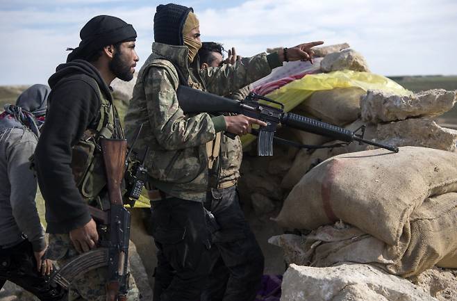 IS 세력 퇴치 작전을 벌이고 있는 시리아 정부군. (사진=AFP)