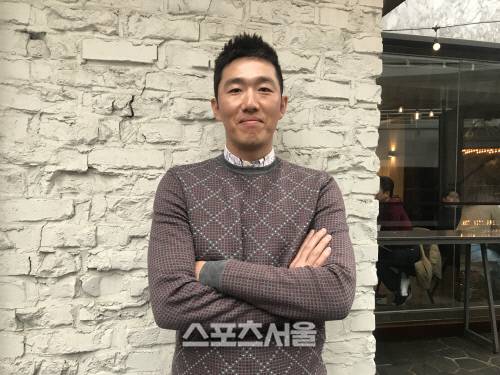 김정우가 서울 성동구 금호동의 한 카페에서 인터뷰를 마친 뒤 기념촬영을 하고 있다. 이용수기자 purin@sportsseoul.com
