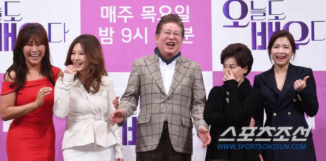 배우 김용근, 박정수, 이미숙, 정영주, 남상미가 14일 논현동 임피리얼 팰리스 호텔에서 열린 MBN 새 예능프로그램 '오늘도 배우다-오.배.우' 제작발표회에서 포토타임을 갖고 있다. '오늘도 배우다-오.배.우'는 최신 트렌드 문화에 도전하는 배우 5인방을 통해 전 세대가 소통·공감하는 세대 공감 프로젝트다.   논현동=최문영 기자  deer@sportschosun.com /2019.02.14/