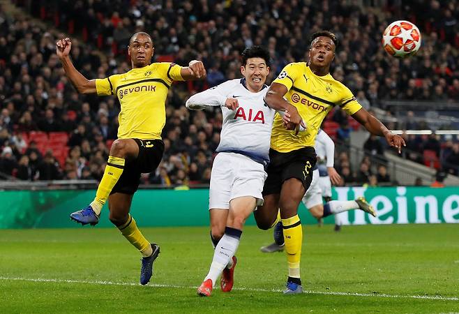 손흥민이 14일 도르트문트와의 2018-19시즌 UEEFA 챔피언스리그 16강 1차전에서 보루시아 도르트문트의 단 악셀 자가두와 압두 디알루 사이에서 경기를 펼치고 있다. [로이터=연합뉴스]