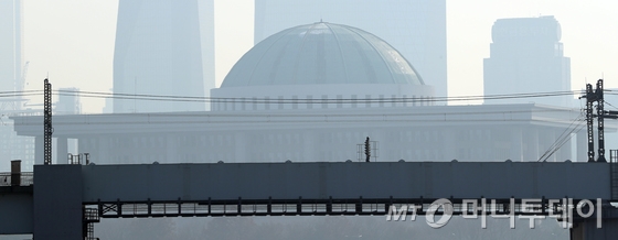 서울 여의도 국회의사당이 안개와 미세먼지로 뿌옇게 보인다./사진=뉴스1
