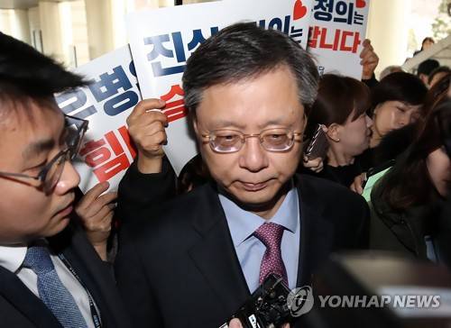 속행공판 출석하는 우병우 (서울=연합뉴스) 서명곤 기자 = 박근혜정부의 '국정농단' 묵인 혐의와 국가정보원을 통한 불법사찰 혐의로 각각 기소돼 재판 중인 우병우 전 청와대 민정수석이 14일 오후 서울 서초구 서울고법에서 열린 속행공판에 출석하기 위해 법정으로 향하고 있다. 우 전 수석은 지난 1월 3일 법정 구속기한 만료로 석방됐다. 2019.2.14 seephoto@yna.co.kr
