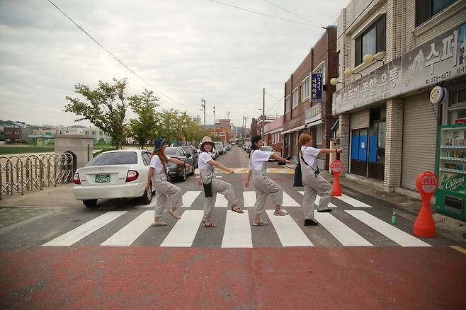 지난해 목포 구도심 중앙동 ‘괜찮아 마을’에 한달 반 동안 머문 청년들. 60명 중 28명이 프로젝트가 끝난 뒤에도 목포에 남아 취업을 했거나 창업 준비를 하고 있다. 박명호 공장공장 대표 제공