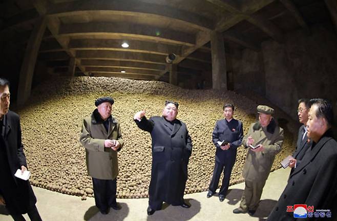 김정은 북한 국무위원장이 삼지연감자가루생산공장의 감자 저장고를 둘러봤다고 노동신문이 지난해 10월 30일 보도하며 공개한 사진.[사진 노동신문]