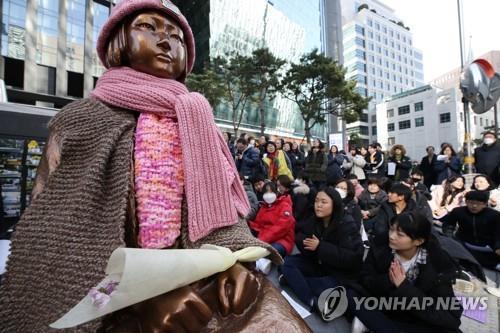 서울 주한일본대사관 앞에 세워진 '평화의 소녀상' [연합뉴스]