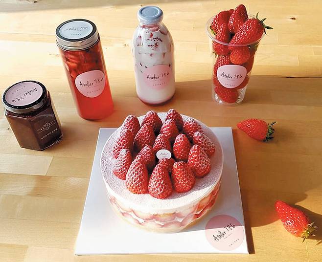 경기도 연천 딸기 테마 카페 '아뜰리애786'의 딸기케이크와 음료. / 들꽃가람농장