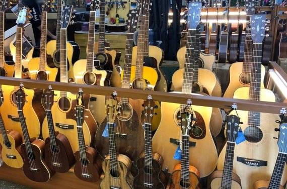 [낙원악기상가 기타가게의 모습]