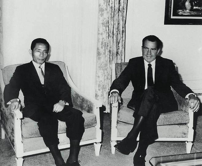 베트남전쟁이 진행되고 있던 시기인 1969년 8월22일 미국 샌프란시스코에서 열린 박정희 대통령과 리처드 닉슨 대통령의 정상회담 모습. 이 회담 한달 전인 7월25일 닉슨 대통령은 앞으로 아시아에서 베트남전쟁과 같은 군사적 개입을 하지 않겠다는 내용의 ‘닉슨 독트린’을 발표했다. <대한민국 정부 기록사진집 제8권>