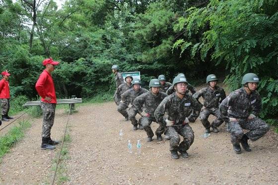 유격 훈련에서 PT체조 중인 장병들 [사진 17사단 제공]