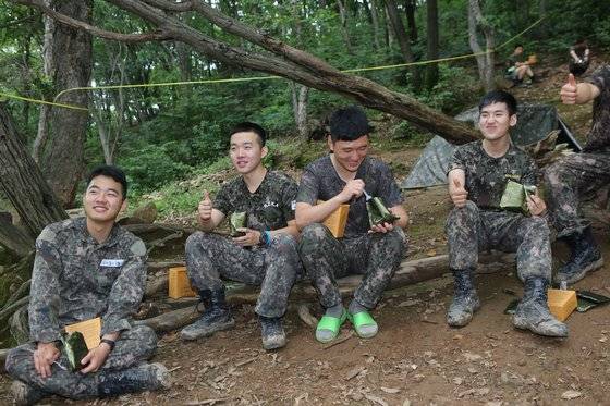 장병들이 전투식량으로 점심 식사를 하고 있다. [사진 17사단 제공]
