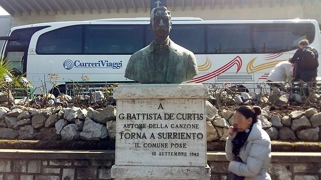소렌토의 거리에서 만난 '돌아오라 소렌토로(Torna a surriento)'의 가사를 쓴 시인이자 화가인 지암바티스타 데 쿠르티스의 흉상