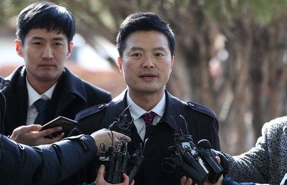 청와대 특별감찰반의 민간인 사찰 의혹을 제기한 김태우 전 검찰 수사관이 14일 오전 고발인 신분으로 조사를 받기위해 서울 송파구 서울동부지검에 출석해 취재진의 질문에 답하고 있다. [뉴스1]