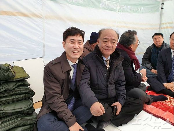 바른미래당 하태경 의원(왼쪽)과 5·18 당시 광주 시민군 상황실장으로 활동했던 박남선씨. (사진=하태경 의원실 제공)