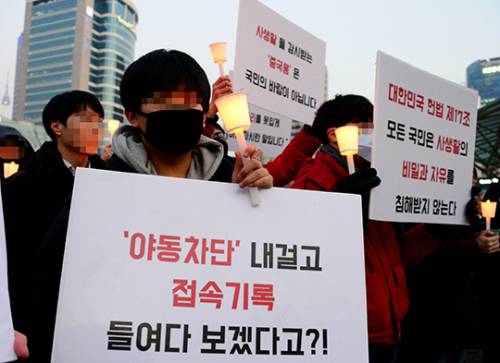 유튜버 크리에이터(방송진행자) 박찬우(31)씨와 참가자들이 16일 서울역 광장에서 "정부의 HTTPS 차단 정책에 반대" 촛불집회를 갖고 있다.