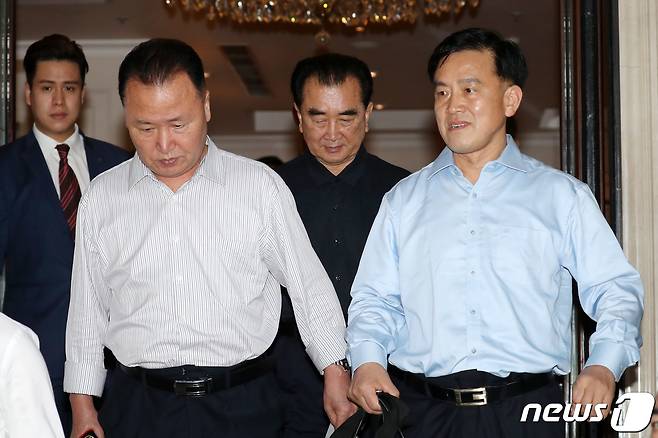 김창선 북한 국무위원회 부장(가운데)이 18일 베트남 하노이의 소피텔레전드메트로폴하노이호텔을 방문 후 나서고 있다. 2차 북미정상회담은 오는 27~28일 양일간 베트남 하노이에서 열린다. 2019.2.18/뉴스1 © News1 박세연 기자