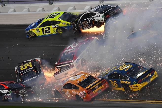 17일 미국 플로리다 데이토나 인터내셔널 스피드웨이에서 열린 '데이토나 500' 레이스 도중 출전 차량들이 서로 엉기며 충돌하고 있다.[USA TODAY Sports=연합뉴스]