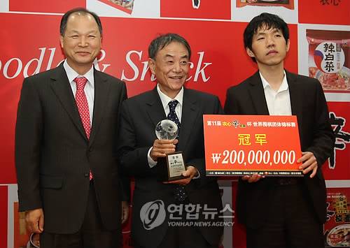 2010년 농심배 우승 상금 받는 이창호 (서울=연합뉴스) 12일 중국 상하이 한국문화원내 특설대국실에서 열린 제11회 농심신라면배 세계바둑최강전 최종국에서 중국의 주장 창하오 9단을 물리치고 한국의 우승을 이끈 이창호 9단이 상금을 받고 기념촬영을 하고 있다. 2010.3.12 << 한게임 제공 >> kane@yna.co.kr