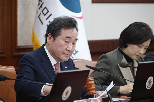 이낙연 국무총리가 19일 정부서울청사에서 열린 국무회의를 진행하고 있다. 연합뉴스