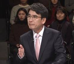 유시민 노무현재단 이사장은 지난달 3일 JTBC '2019년 한국 어디로 가나' 토론회에 출연해 "언론 경제면에서 퍼뜨리는 경제위기론은 기존 기득권층 이익을 해치거나 혹시 해칠지 모르는 정책을 막아버리려는 시도"라고 말했다. [JTBC 방송 캡쳐]