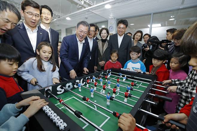 초등생 방과후 프로그램 현장서 축구대 게임 문재인 대통령이 19일 서울 노원구 월계문화복지센터에서 ‘포용국가 사회정책 대국민 보고’를 하기 전 초등학생 방과후 프로그램 현장을 찾아 어린이들과 함께 테이블 축구대 게임을 하고 있다.  연합뉴스