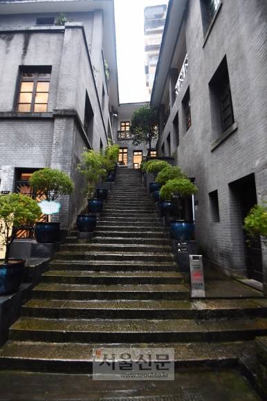 중국 충칭 위중구 롄화츠 38호. 우리 학계에서 ‘연화지 청사’로 불리는 곳이다. 1945년 1월부터 김구 주석을 비롯해 임정 요인들이 한국으로 돌아가던 11월까지 사용했다. 2001년 독립기념관이 건물을 수리했고 충칭시가 시급문물보호단위로 지정해 보호하고 있다.충칭 안주영 기자 jya@seoul.co.kr