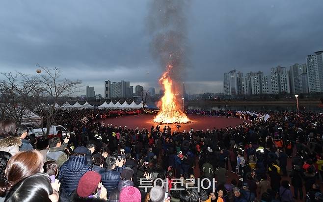 ▲ 중구청은 19일 정월대보름을 맞아 태화강 둔치 내 성남강변주차장 옆 태화강 체육공원에서 '2019 정월대보름 달맞이 한마당' 행사를 개최했다.