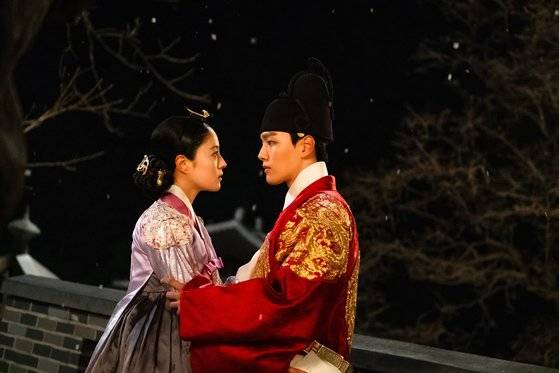 드라마 '왕이 된 남자'의 한 장면. 임금이 된 광대 하선(여진구, 오른쪽)이 중전(이세영)을 사랑스러운 눈빛으로 바라보고 있다. [tvN]