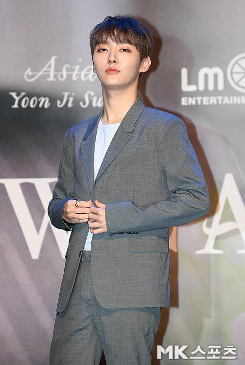 윤지성, 수트도 잘 어울리죠