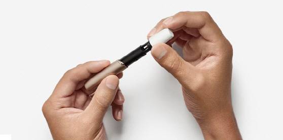 ‘이지클리너’로 아이코스3 홀더를 청소하는 모습.(사진=아이코스 홈페이지 캡처)