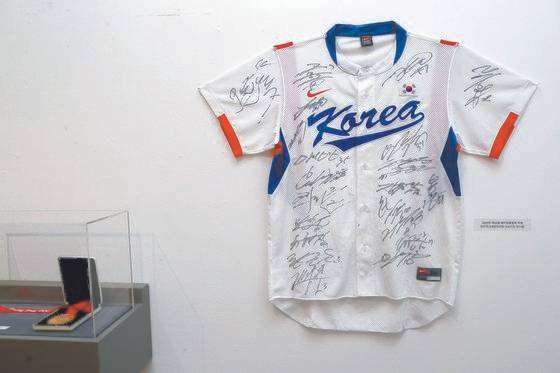 2008년 베이징올림픽 국가대표 유니폼. 금메달을 딴 선수 전원의 사인이 담겼다. [최정동 기자]