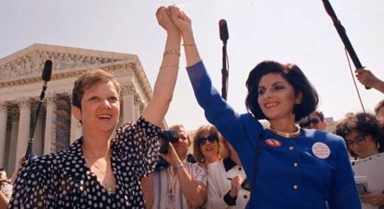1973년 미 연방대법원에서 낙태죄는 위헌이라는 편결이 나온 후 손을 들고 있는 소송 원고 제인 로(왼쪽)와 그의 변호사 새라 웨딩턴(오른쪽). [유튜브 캡쳐]