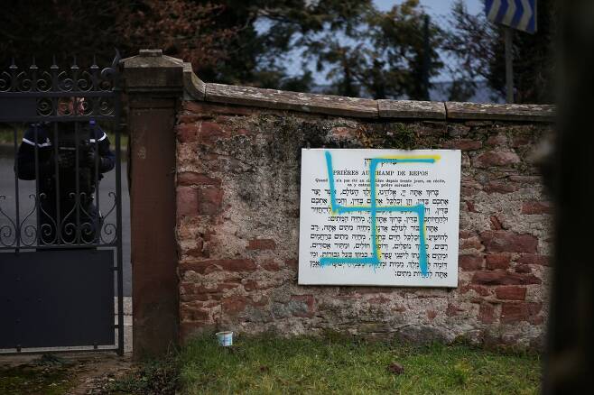 유대인 공동묘지 입구에 나치즘의 상징인 하켄크로이츠가 칠해져 있다. [로이터=연합뉴스]