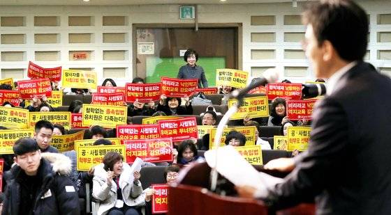 한국유치원총연합회가 지난해 12월 11일 서울 서초구 엠더블유 컨벤션에서 제8대 이사장으로 선출된 이덕선 비대위원장이 인사말을 들으며 환호하고 있다. [뉴시스]