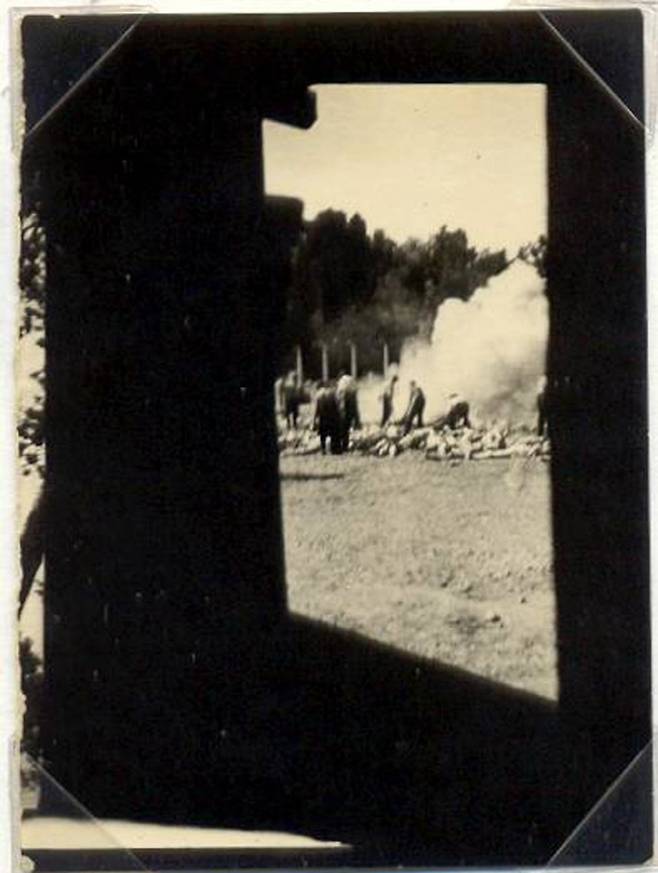 사진1 : 촬영자 미상, 아우슈비츠 제5소각로 가스실 앞 야외 화장 구덩이, 1944년 8월. 아우슈비츠 비르케나우 박물관.